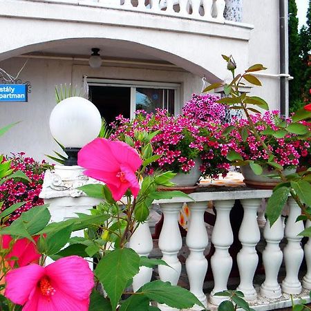 ヘーヴィーズ Kristaly Apartman Bed & Breakfast エクステリア 写真