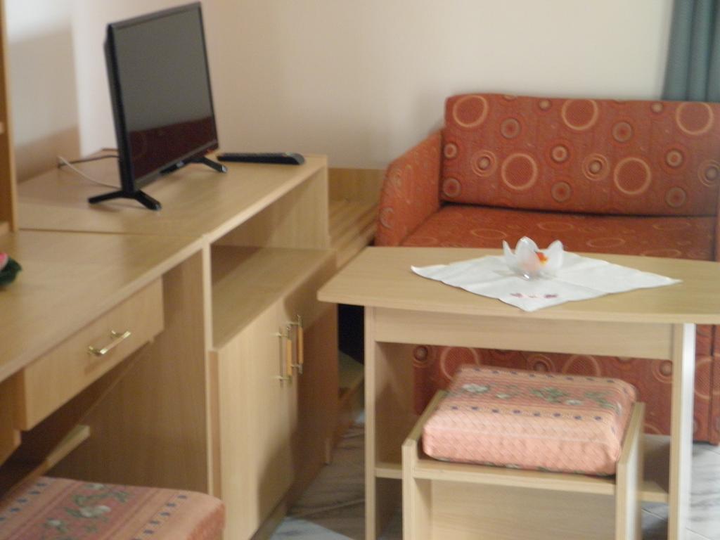 ヘーヴィーズ Kristaly Apartman Bed & Breakfast エクステリア 写真